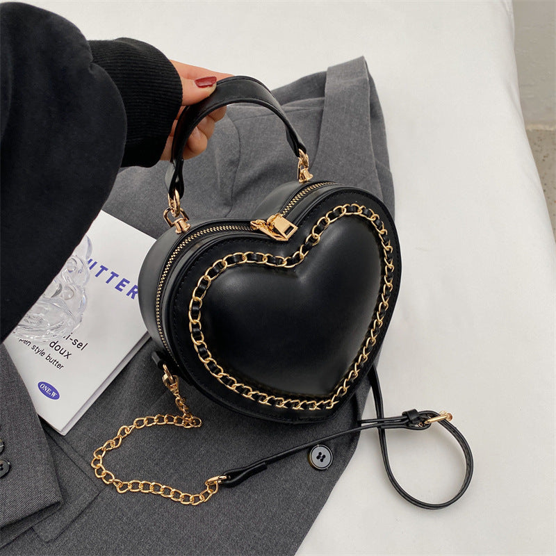 Sac à main bandoulière avec chaîne forme coeur