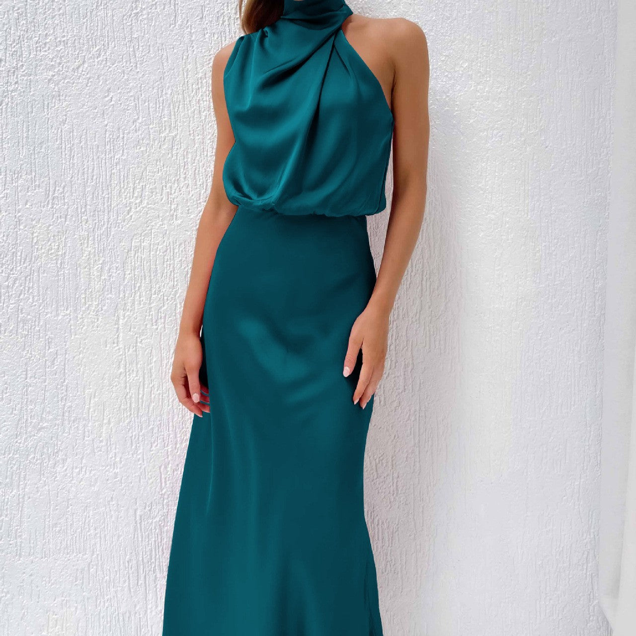 Robe longue col haut sans manches design