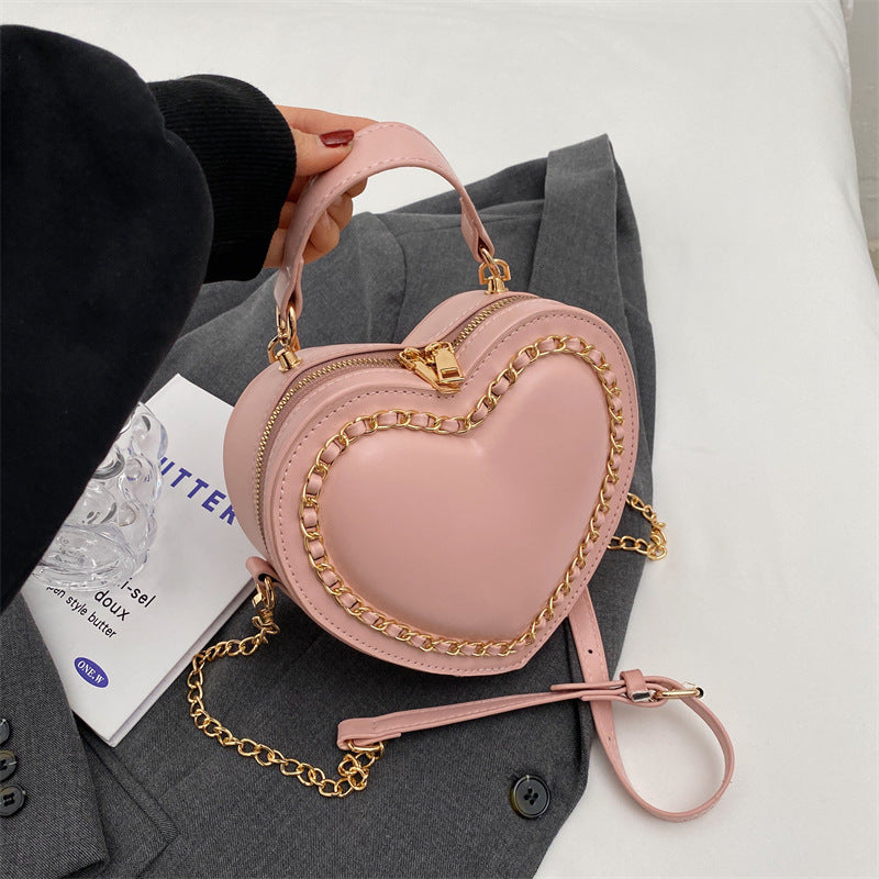 Sac à main bandoulière avec chaîne forme coeur