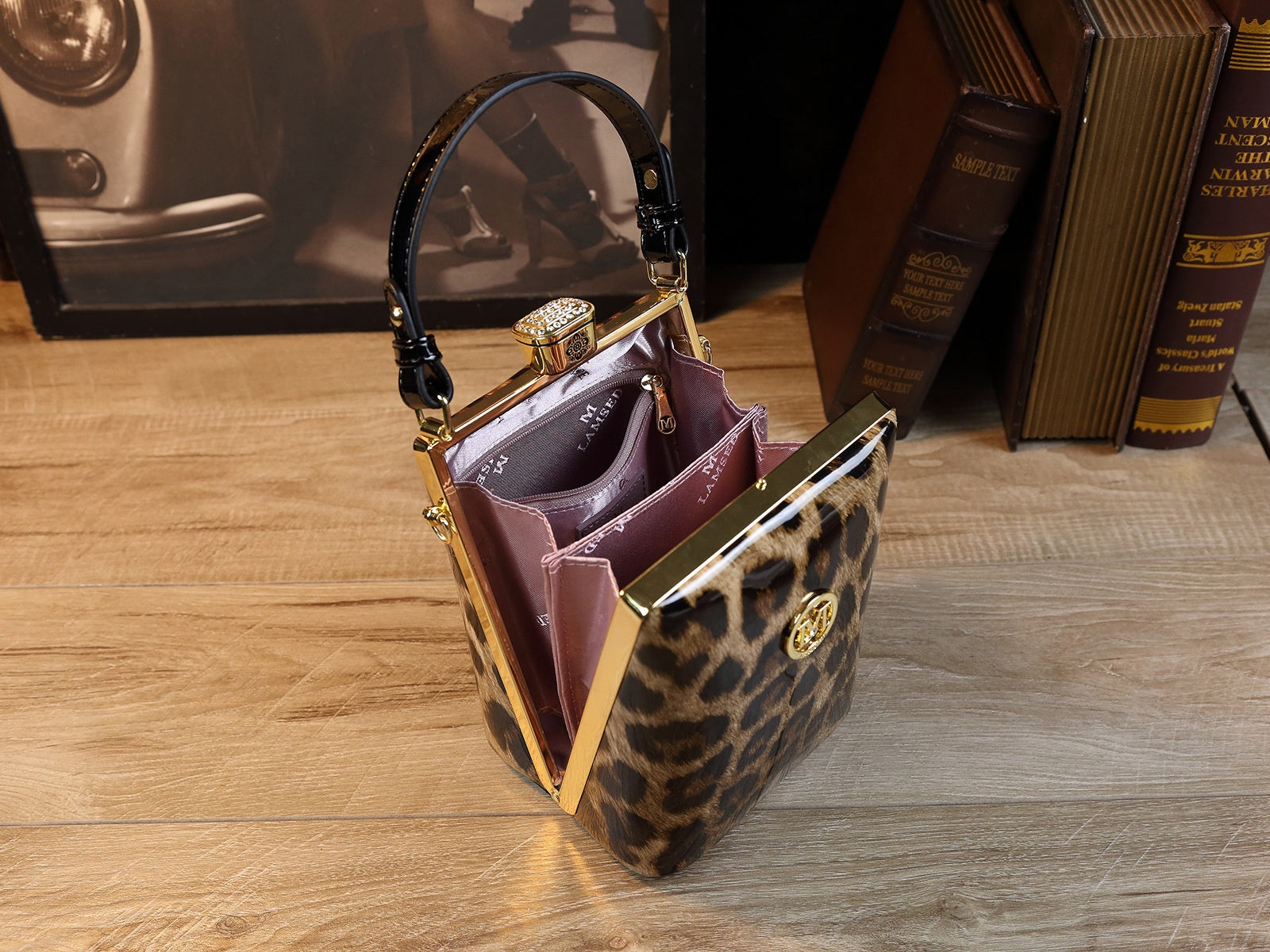 Sac à bandoulière en cuir verni brillant léger et luxueux