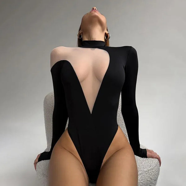 Body de malla transparente, cuello alto y manga larga.