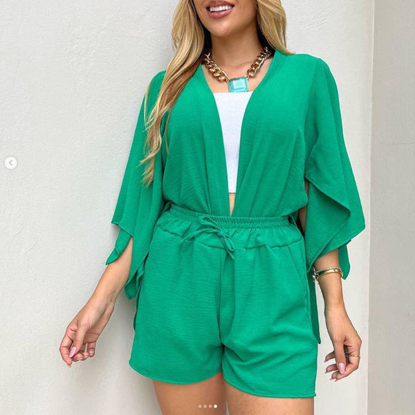 Conjunto de top de manga corta con abertura y pantalones cortos con cordón de verano