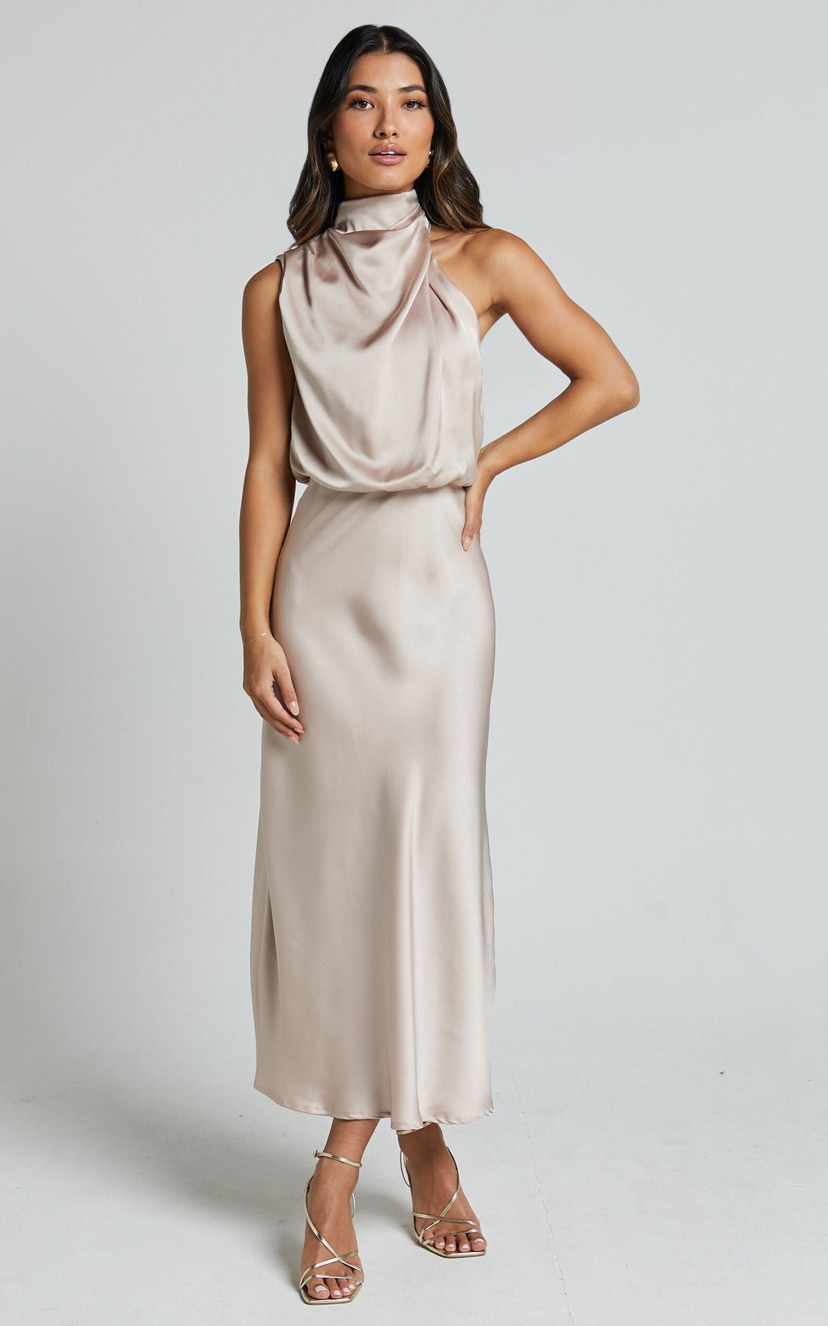 Robe longue col haut sans manches design