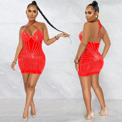 Robe courte dos nu en résille strass à bretelles croisées sur la poitrine