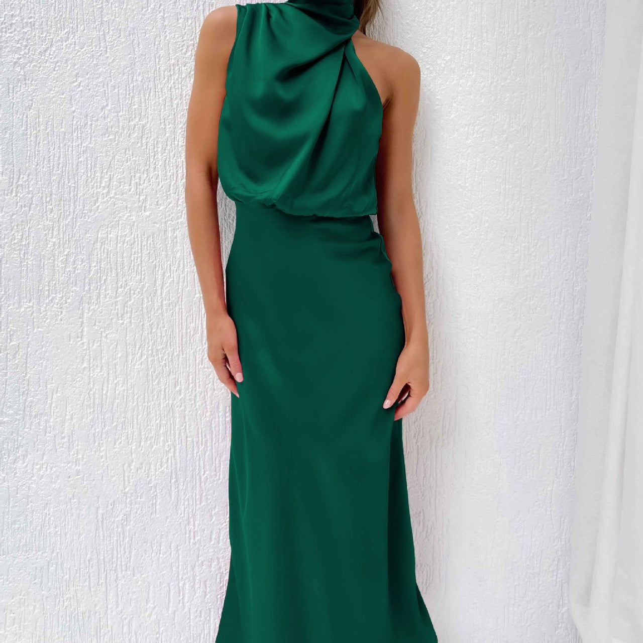 Robe longue col haut sans manches design
