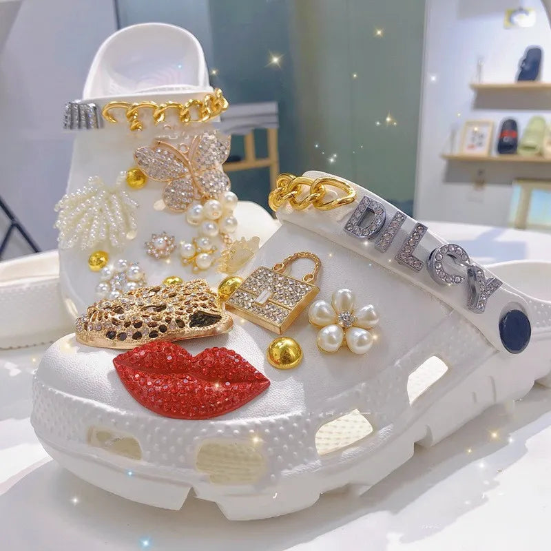 Sandalia Crocs con accesorio decorativo