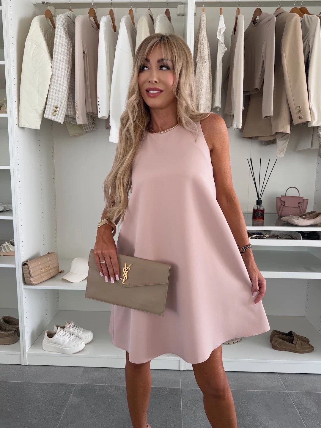 Robe courte sans manches