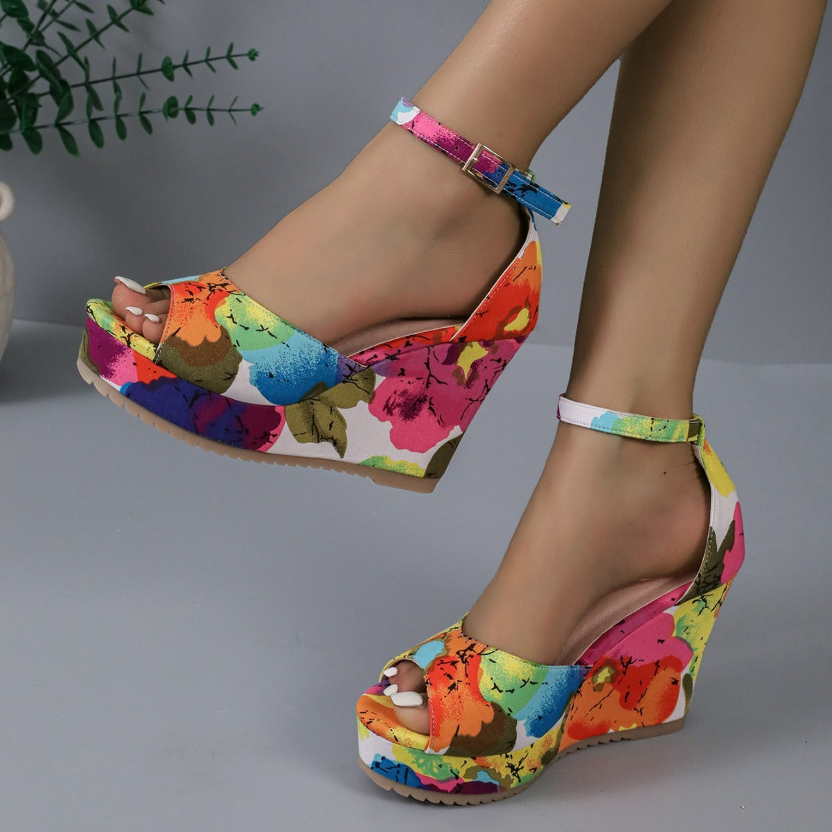 Chaussure compensée à bout ouvert multicolore