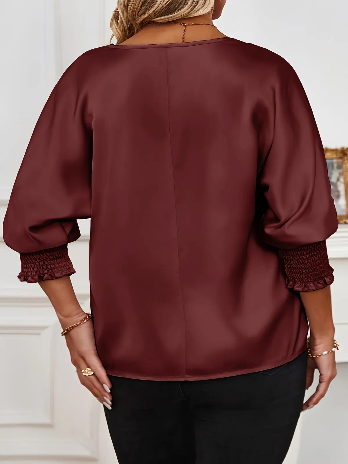 Chemise à manches longues en satin à col en V