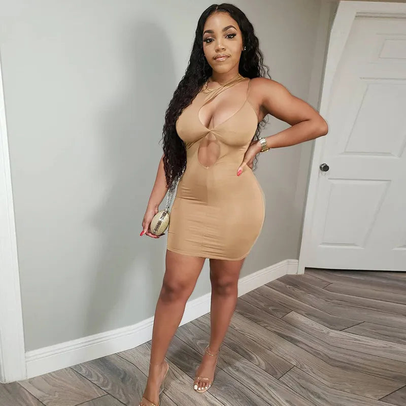 Vestido mini ajustado con cuello redondo y hombros descubiertos