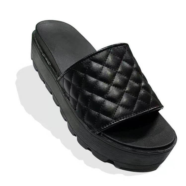 Femme tendance en compensée couleur