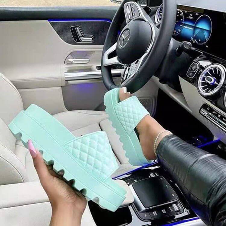 Femme tendance en compensée couleur