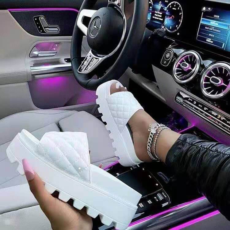 Femme tendance en compensée couleur