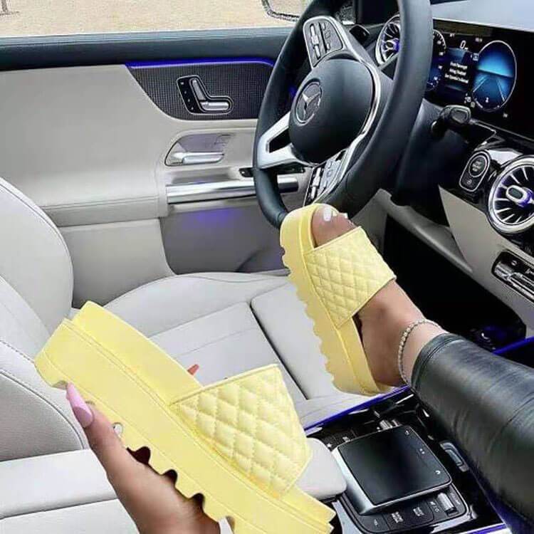 Femme tendance en compensée couleur