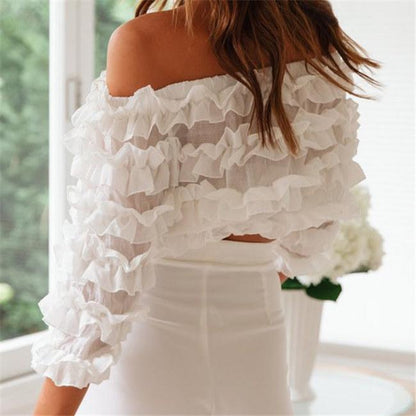 Haut court à volants et épaules dénudées