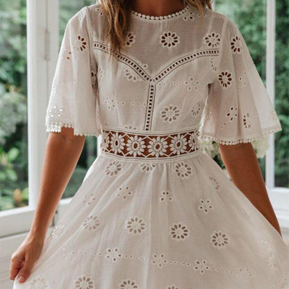 Mini robe sexy à décor de pompons et dos nu