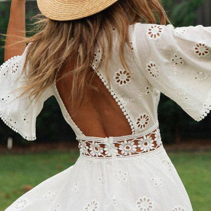 Mini robe sexy à décor de pompons et dos nu