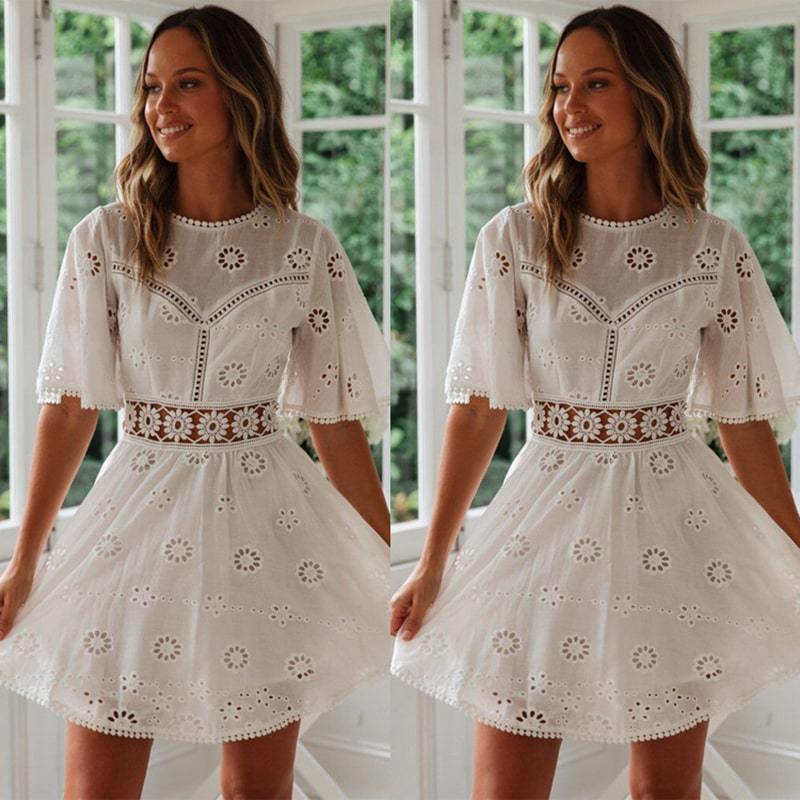 Mini robe sexy à décor de pompons et dos nu