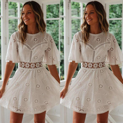 Mini robe sexy à décor de pompons et dos nu