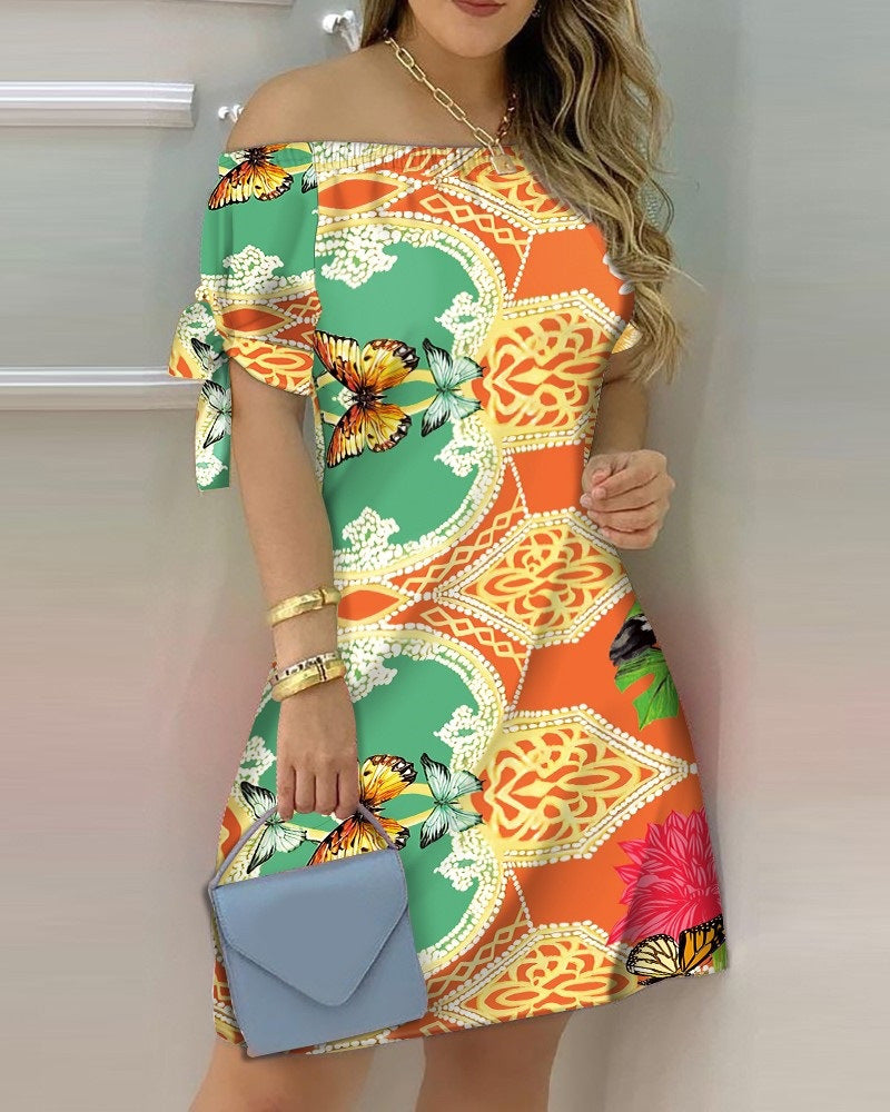 Vestido corto sin tirantes con mangas cortas con estampado 