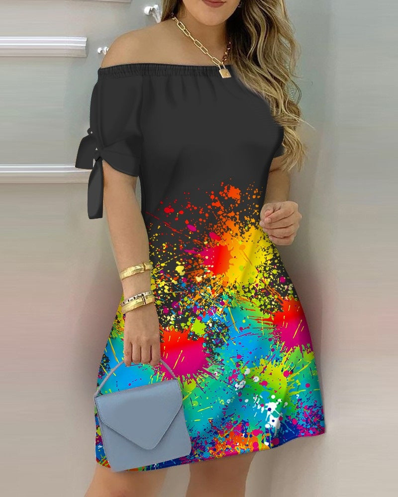 Vestido corto sin tirantes con mangas cortas con estampado 