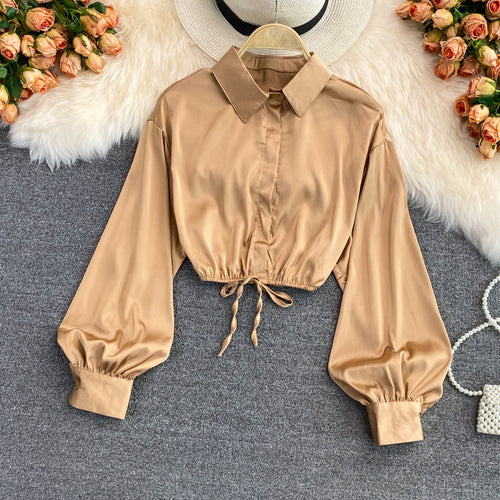 Chemise court en satin manches longues bouffantes