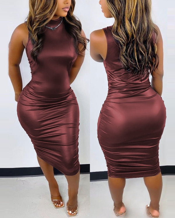 Vestido ajustado de largo medio con estampado y cuello redondo sin mangas