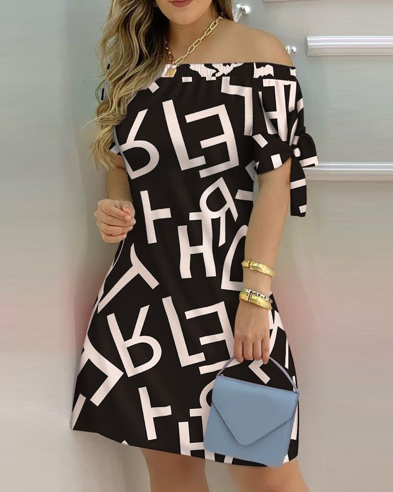 Vestido corto sin tirantes con mangas cortas con estampado 