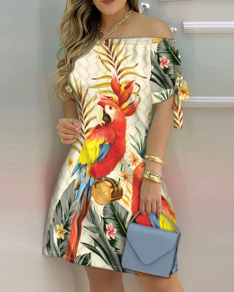 Vestido corto sin tirantes con mangas cortas con estampado 